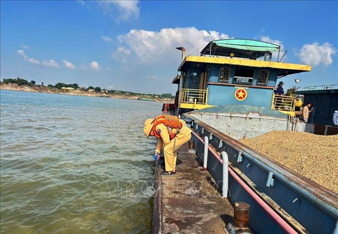 Lực lượng Cảnh sát đường thủy số 1 (Công an tỉnh Phú Thọ) kiểm tra hành chính trên các phương tiện đường thủy trên các sông tại Phú Thọ. Ảnh: Tạ Toàn – TTXVN