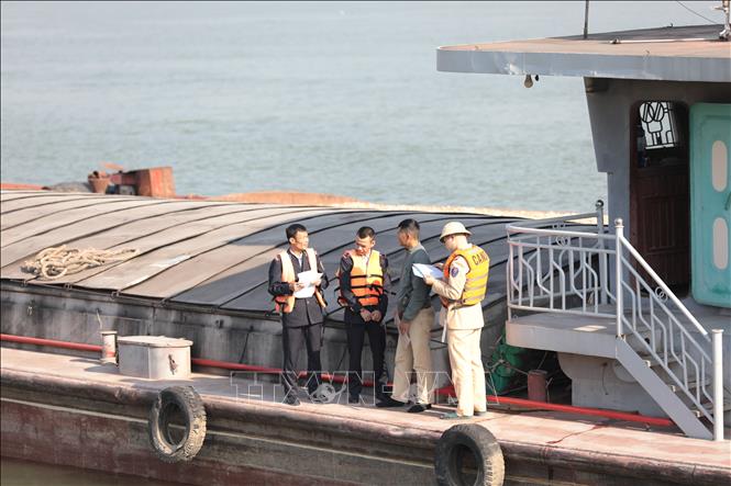 Trong 11 tháng đầu năm 2025, lực lượng chức năng Công an tỉnh Phú Thọ lập 1.335 vụ vi phạm đường thủy, phạt hơn 2,2 tỷ đồng và tạm giữ 4 phương tiện, chủ yếu do chở hàng quá vạch mớn nước, giấy tờ hết hạn, và neo đậu, xếp dỡ hàng trái phép. Ảnh: Tạ Toàn – TTXVN