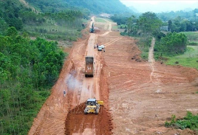 Các đơn vị thi công huy động tối đa máy móc, thiết bị để tăng tốc thi công cao tốc Hòa Bình – Sơn La, góp phần đẩy mạnh giải ngân vốn đầu tư công theo kế hoạch. Ảnh: Tạ Toàn – TTXVN