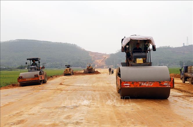Nhiều dự án trọng điểm được triển khai từ nguồn vốn đầu tư công đang nỗ lực đẩy nhanh tiến độ sớm về đích đúng hẹn. Ảnh: Tạ Toàn – TTXVN