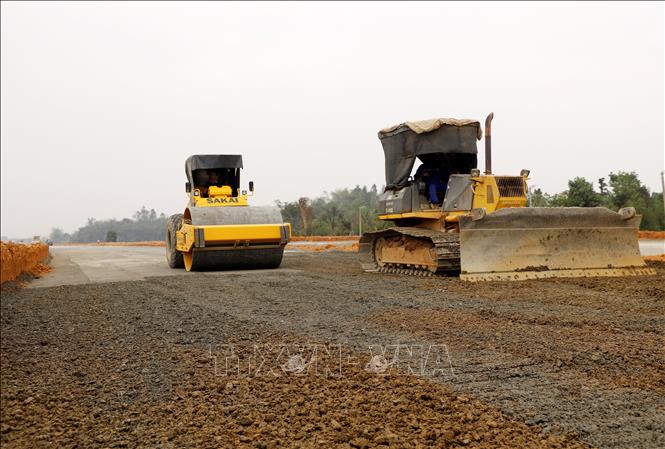 Thi công nền đường tuyến nhánh kết nối từ tuyến chính vào Khu công nghiệp Cẩm Khê thuộc Gói thầu 32 của dự án đường giao thông liên vùng Phú Thọ – Yên Bái. Ảnh: Tạ Toàn – TTXVN