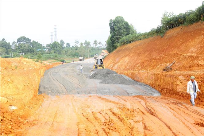 Nhiều dự án trọng điểm được triển khai từ nguồn vốn đầu tư công nỗ lực đẩy nhanh tiến độ sớm về đích đúng hẹn. Ảnh: Tạ Toàn – TTXVN