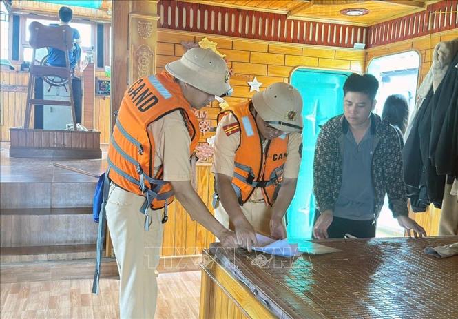 Trong 11 tháng đầu năm, lực lượng chức năng Công an tỉnh Phú Thọ lập 1.335 vụ vi phạm đường thủy, phạt hơn 2,2 tỷ đồng và tạm giữ 4 phương tiện, chủ yếu do chở hàng quá vạch mớn nước, giấy tờ hết hạn, và neo đậu, xếp dỡ hàng trái phép. Ảnh: Tạ Toàn – TTXVN