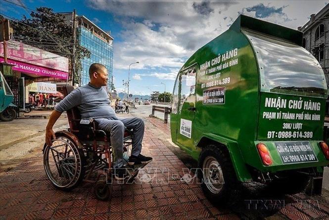 Anh Lê Huy Tích (sinh năm 1978), Giám đốc Công ty TNHH MTV người khuyết tật Hòa Bình, bị liệt 2 chân do tai nạn giao thông, đã vượt lên số phận, nghiên cứu, mày mò chế tạo đầu kéo xe lăn ETIC phục vụ cho người khuyết tật. Năm 2018, sản phẩm ETIC đoạt giải Ba cuộc thi ý tưởng khởi nghiệp sáng tạo thanh niên của tỉnh và đoạt giải cuộc thi sáng tạo dành cho người khuyết tật SDG Challenge 2019. Ảnh: Trọng Đạt - TTXVN