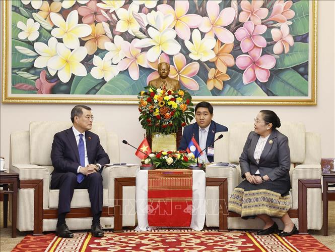 Đồng chí Lê Minh Hưng, Uỷ viên Bộ Chính trị, Bí thư Trung ương Đảng, Trưởng Ban Tổ chức Trung ương gặp đồng chí, Sisay Leudetmounsone, Uỷ viên Bộ Chính trị, Bí thư Trung ương Đảng, Trưởng Ban Tổ chức Trung ương Lào. Ảnh: Thống Nhất - TTXVN