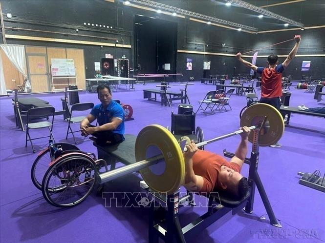 Các VĐV Đoàn thể thao người khuyết tật Việt Nam tập luyện, sẵn sàng cho Paralympic Paris 2024 tại Pháp. Ảnh: TTXVN phát