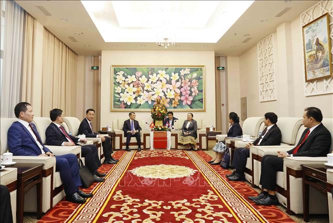 Đồng chí Lê Minh Hưng, Uỷ viên Bộ Chính trị, Bí thư Trung ương Đảng, Trưởng Ban Tổ chức Trung ương gặp đồng chí, Sisay Leudetmounsone, Uỷ viên Bộ Chính trị, Bí thư Trung ương Đảng, Trưởng Ban Tổ chức Trung ương Lào. Ảnh: Thống Nhất - TTXVN