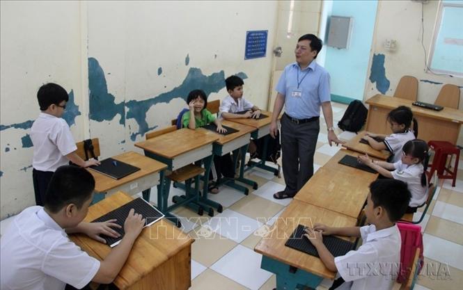 Vượt qua khó khăn do bị bệnh dẫn đến khiếm thị, anh Tô Nguyên Châu phấn đấu trở thành giáo viên của Trường phổ thông đặc biệt Nguyễn Đình Chiểu (Quận 10, Thành phố Hồ Chí Minh), truyền đạt kiến thức cho học trò và tích cực hỗ trợ người khiếm thị. Ảnh: Xuân Dự - TTXVN