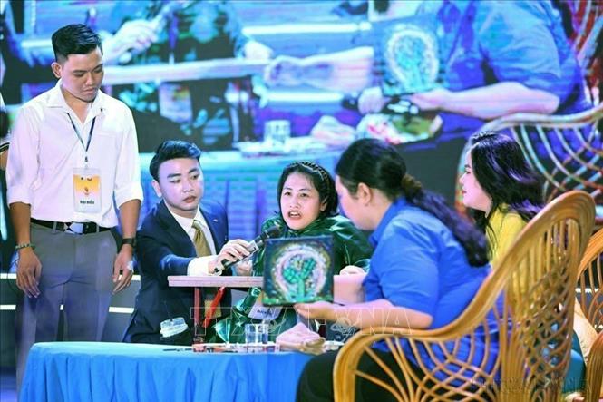 Người khuyết tật vận động đặc biệt nặng Nguyễn Thùy Chi, đồng sáng lập kiêm Phó Giám đốc Công ty TNHH Chạm Vào Xanh, một đơn vị có gần 20 thợ thủ công, họa sĩ là người khuyết tật tham gia giao lưu tại chương trình “Tỏa sáng nghị lực Việt” năm 2024 (07/10/2024). Ảnh: Minh Đức - TTXVN