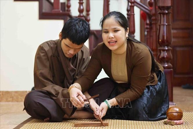 Nguyễn Thảo Xuân bị khiếm thị bẩm sinh, đang truyền dạy nghệ thuật hát Xẩm với mục tiêu giữ gìn, bảo tồn văn hóa và bản sắc của dân tộc. Năm 2024, Xuân là một trong 38 gương thanh niên khuyết tật tiêu biểu được vinh danh trong chương trình “Tỏa sáng nghị lực Việt” năm 2024 do Trung ương Hội LHTN Việt Nam tổ chức. Ảnh: Minh Đức - TTXVN