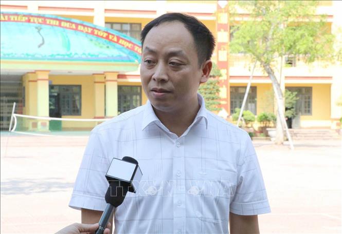 Ông Trần Hữu Thân, Phó Hiệu trưởng Trường THCS Hòa Hậu, xã Nam Lý, tỉnh Ninh Bình có ý kiến, kiến nghị gửi đến Kỳ họp thứ 10, Quốc hội khóa XV. Ảnh: Thùy Dung - TTXVN