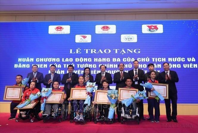Các đại biểu và các VĐV đạt thành tích thi đấu xuất sắc nhận Bằng khen của Thủ tướng tại buổi lễ chào mừng Ngày Quốc tế Người khuyết tật (3/12) và Diễn đàn lắng nghe tiếng nói của người khuyết tật do Ủy ban Quốc gia về người khuyết tật Việt Nam tổ chức, 29/11/2023 tại Hà Nội. Ảnh: Hoàng Hiếu - TTXVN