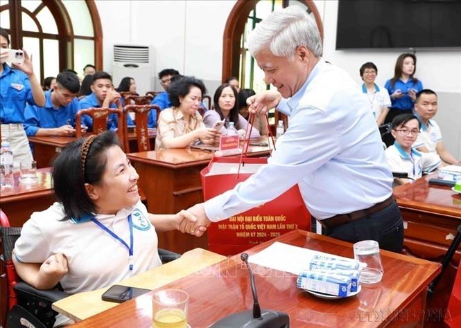Chủ tịch Ủy ban Trung ương MTTQ Việt Nam Đỗ Văn Chiến gặp mặt Đoàn đại biểu Gương thanh niên khuyết tật tiêu biểu (7/10/2024). Ảnh: Minh Đức - TTXVN