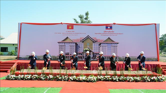 Các đại biểu thực hiện nghi thức động thổ. Ảnh: TTXVN phát