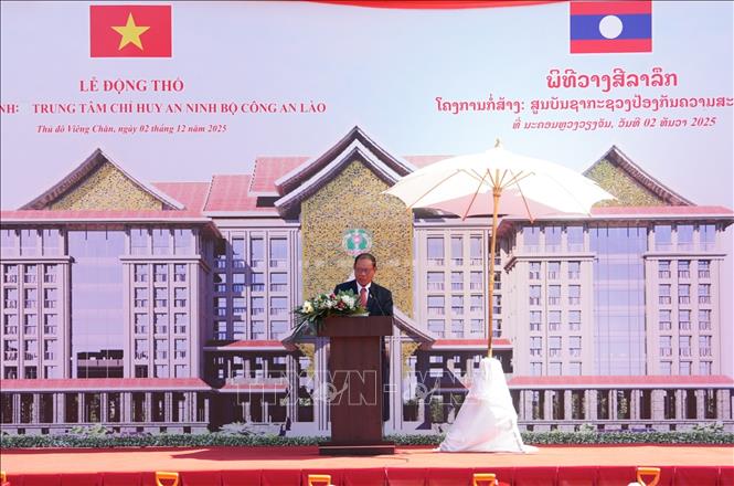 Đại tướng Vilay Lakhamphong, Ủy viên Bộ Chính trị, Bí thư Trung ương Đảng, Phó Thủ tướng Chính phủ, Bộ trưởng Bộ Công an Lào phát biểu tại sự kiện. Ảnh: TTXVN phát