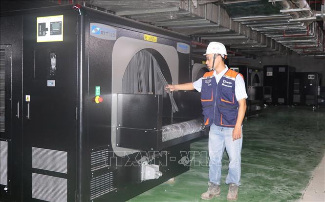 Kỹ thuật viên lắp đặt, kiểm tra máy soi chiếu hành lý xách tay tại sân bay Long Thành. Ảnh: Công Phong - TTXVN