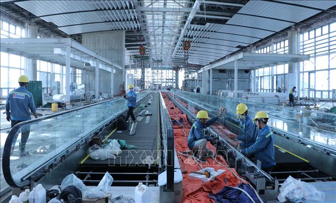 Nhân viên kỹ thuật hoàn thiện cầu thang bộ hành nhà ga hành khách sân bay Long Thành. Ảnh: Công Phong - TTXVN