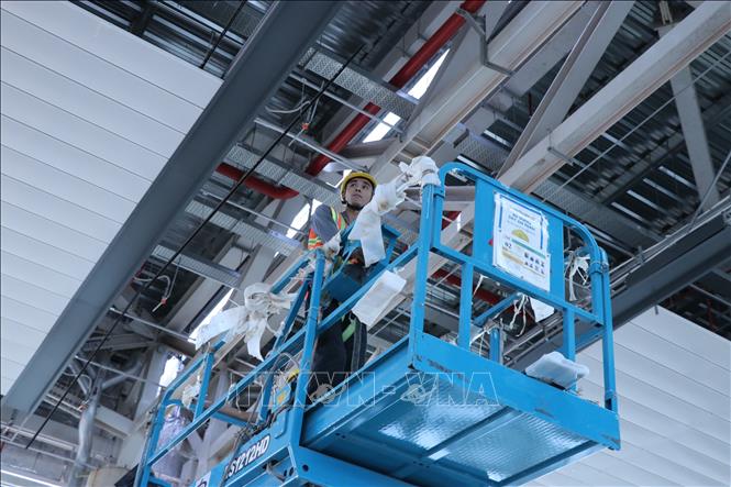 Công nhân thi công các phần việc trên trần nhà ga hành khách sân bay Long Thành. Ảnh: Công Phong - TTXVN