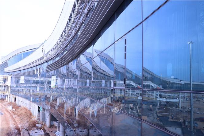 Vách kính nhà ga hành khách sân bay Long Thành được cơ bản hoàn thiện. Ảnh: Công Phong - TTXVN