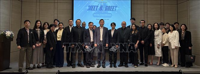 Đại sứ Phạm Việt Hùng chụp ảnh cùng các đại biểu tham dự cuộc gặp gỡ. Ảnh: Phạm Hải - PV TTXVN tại Thái Lan