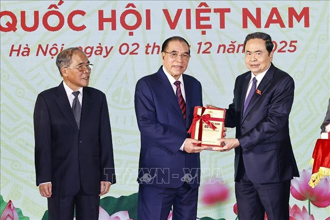 Chủ tịch Quốc hội Trần Thanh Mẫn trao sách tặng nguyên Tổng Bí thư Nông Đức Mạnh và các đồng chí nguyên lãnh đạo Đảng, Nhà nước.  Ảnh: Doãn Tấn - TTXVN