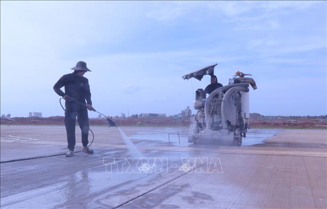 Vệ sinh đường cất hạ cánh số 1 sân bay Long Thành. Ảnh: Công Phong - TTXVN