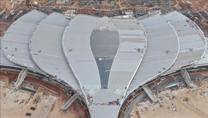 Mái nhà ga hành khách sân bay Long Thành cơ bản đã hoàn thành. Ảnh: Công Phong - TTXVN
