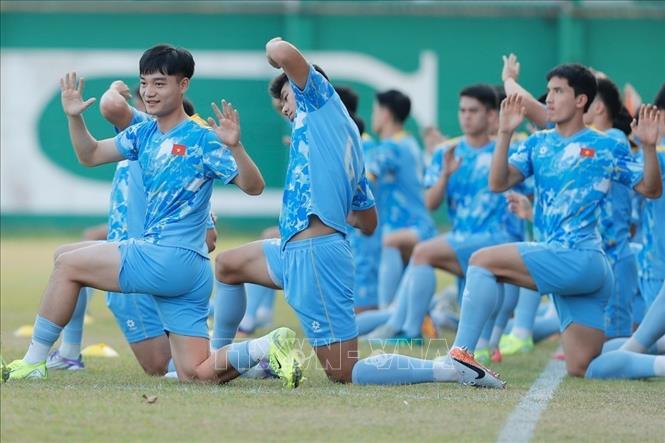 Các cầu thủ U22 Việt Nam khởi động trước buổi tập. Ảnh: Minh Quyết - PV TTXVN tại Thái Lan
