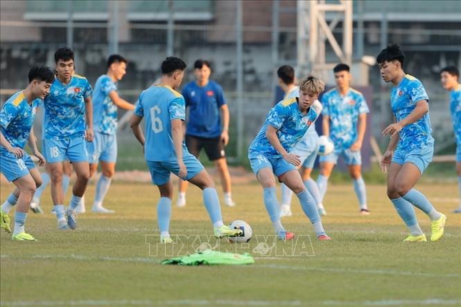 Các cầu thủ U22 Việt Nam tập luyện chuẩn bị cho trận đấu gặp U22 Lào vào 16 giờ chiều mai (3/12). Ảnh: Minh Quyết - PV TTXVN tại Thái Lan