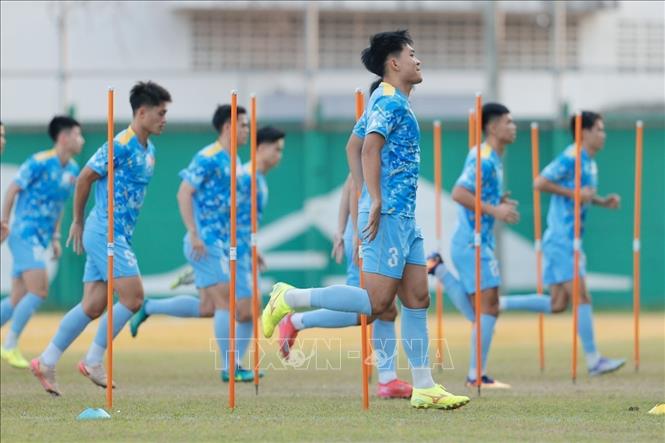 Các cầu thủ U22 Việt Nam khởi động trước buổi tập. Ảnh: Minh Quyết - PV TTXVN tại Thái Lan
