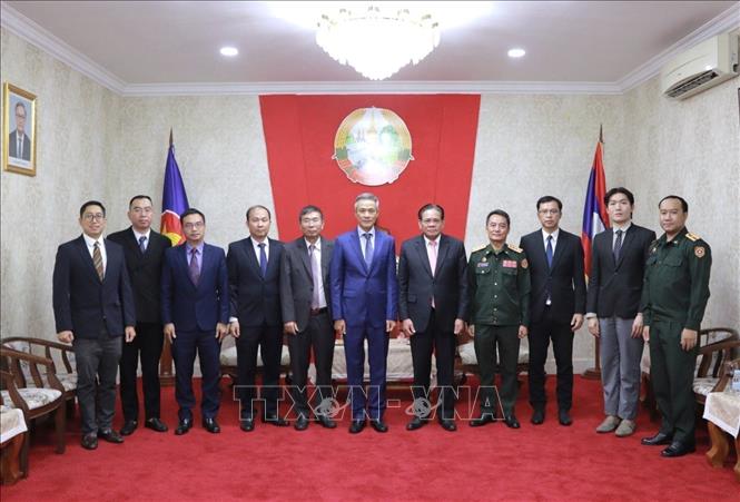 Đoàn đại biểu Đại sứ quán Việt Nam tại Vương quốc Campuchia chúc mừng Đại sứ quán Lào nhân dịp kỷ niệm 50 năm Quốc khánh Lào. Ảnh: TTXVN phát