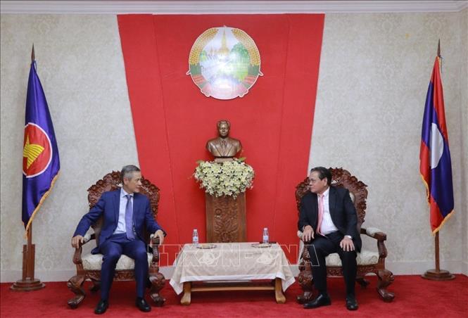 Đại sứ Lào tại Campuchia Buakeo Phumvongsay (phải) tiếp Đại sứ Việt Nam tại Campuchia Nguyễn Minh Vũ tới chúc mừng nhân dịp kỷ niệm 50 năm Quốc khánh Lào. Ảnh: TTXVN phát