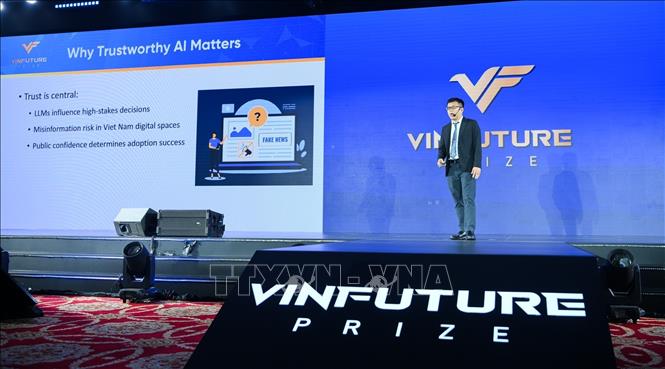 Phó Giáo sư Lưu Anh Tuấn, Giám đốc điều hành Trung tâm Nghiên cứu Trí tuệ nhân tạo tại Trường Đại học VinUni chia sẻ về an toàn trong AI. Ảnh: TTXVN phát