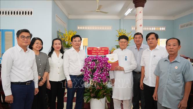 Phó Bí thư Tỉnh ủy, Chủ tịch Ủy ban Mặt trận Tổ quốc Việt Nam tỉnh Tây Ninh Nguyễn Thanh Hải cùng đoàn công tác tặng hoa chúc mừng Hội Thánh Cao Đài Tòa Thánh Tây Ninh. Ảnh: Minh Phú – TTXVN