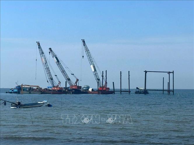 Công ty Điện lực An Giang phối hợp với lực lượng chức năng chuẩn bị dựng trụ, xây dựng đường dây tạm trên không để cấp điện cho Phú Quốc. Ảnh: TTXVN phát