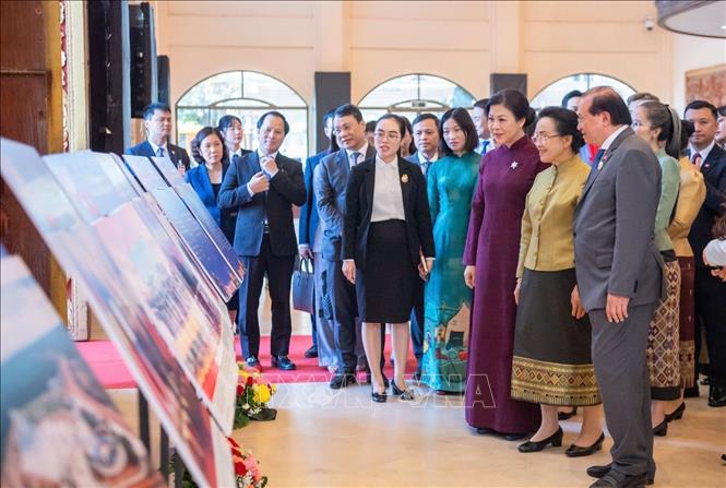 Phu nhân Ngô Phương Ly và Phu nhân Naly Sisoulith tham quan Triển lãm ảnh 