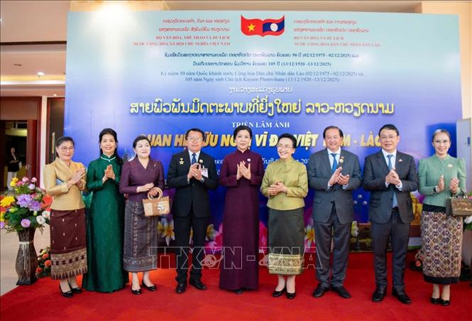 Phu nhân Ngô Phương Ly và Phu nhân Naly Sisoulith tham quan Triển lãm ảnh 