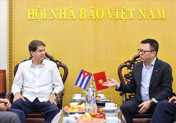 Chairman of the Vietnam Journalists’ Association (VJA) Le Quoc Minh talks to Jorge Legañoa Alonso, President of Cuba’s Prensa Latina news agency. VNA Photo: Minh Đức