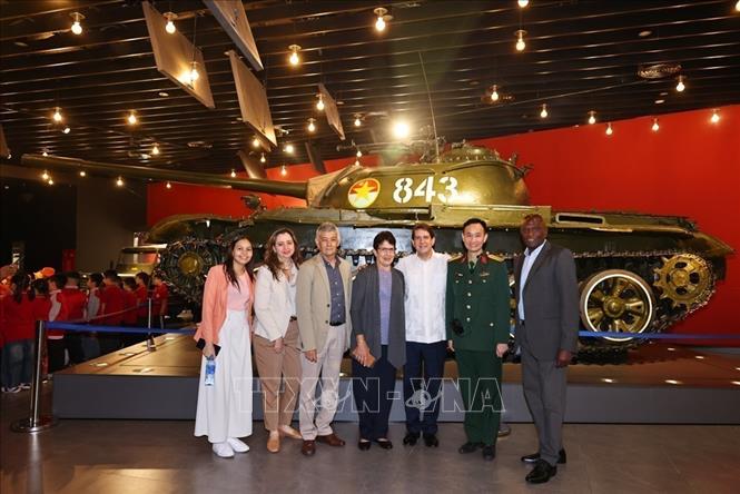 Jorge Legañoa Alonso, President of Cuba’s Prensa Latina news agency and the Cuban delegation visit Vietnam Military History Museum. VNA Photo: Minh Đức