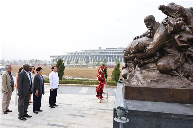 The Prensa Latina delegation lays flowers at the monument honouring Cuban experts. VNA Photo: Minh Đức