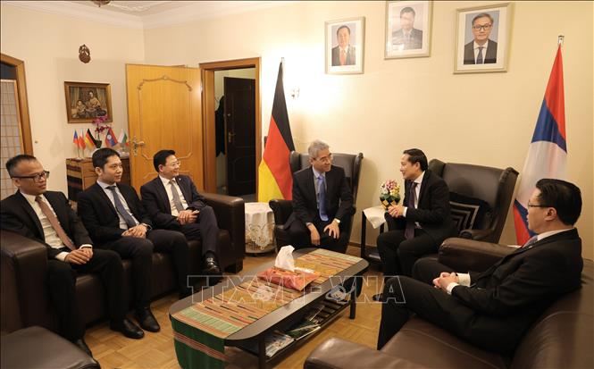 Đại sứ Việt Nam tại Đức Nguyễn Đắc Thành chúc mừng Đại sứ quán Lào. Ảnh: Thu Hằng - Phóng viên TTXVN tại CHLB Đức