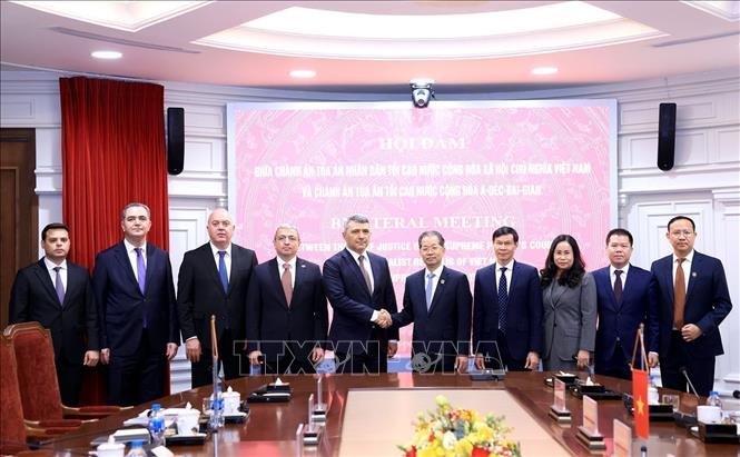 Chief Justice of the Supreme People’s Court Nguyen Van Quang and Chief Justice of the Supreme Court of Azerbaijan and Chairman of the Judicial-Legal Council Inam Imdad Karimov. VNA Photo: Tuấn Anh