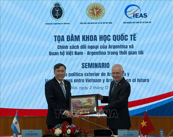 Chủ tịch Viện Hàn lâm Khoa học Xã hội Việt Nam, Giáo sư Lê Văn Lợi và Đại sứ Cộng hòa Argentina tại Việt Nam, ngài Marcos Antonio Bednarski. Ảnh: Thanh Hương - TTXVN 