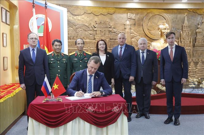 Phó Chủ tịch thứ nhất Hội đồng Liên bang Quốc hội Liên bang Nga Andrey Vladimirovich Yatskin viết sổ lưu niêm sau khi tham quan Nhà truyền thống Trung tâm Nhiệt đới Việt - Nga. Ảnh: TTXVN phát 