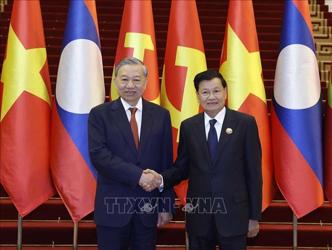 General Secretary of the Communist Party of Vietnam To Lam and General Secretary of the LPRP and President of Laos Thongloun Sisoulith co-chair the high-level meeting between the two Parties. VNA Photo: Thống Nhất
