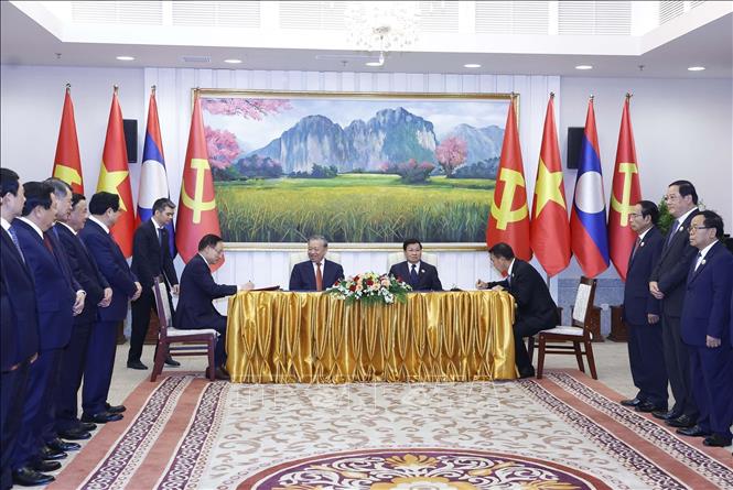 General Secretary of the Communist Party of Vietnam To Lam and General Secretary of the LPRP and President of Laos Thongloun Sisoulith witness the signing ceremony of the Minutes of Agreement between the two Politburoes in 2026. VNA Photo: Thống Nhất