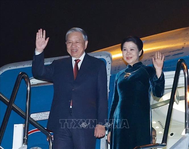 Tổng Bí thư Tô Lâm và Phu nhân tại Sân bay Quốc tế Wattay, rời thủ đô Viêng Chăn kết thúc chuyến thăm cấp Nhà nước Lào và dự Lễ kỷ niệm 50 năm Quốc khánh Lào. Ảnh: Thống Nhất- TTXVN