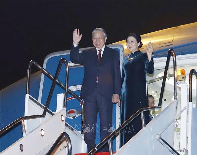 Party General Secretary To Lam and his spouse leave Vientiane, concluding state visit to Laos. VNA Photo: Thống Nhất