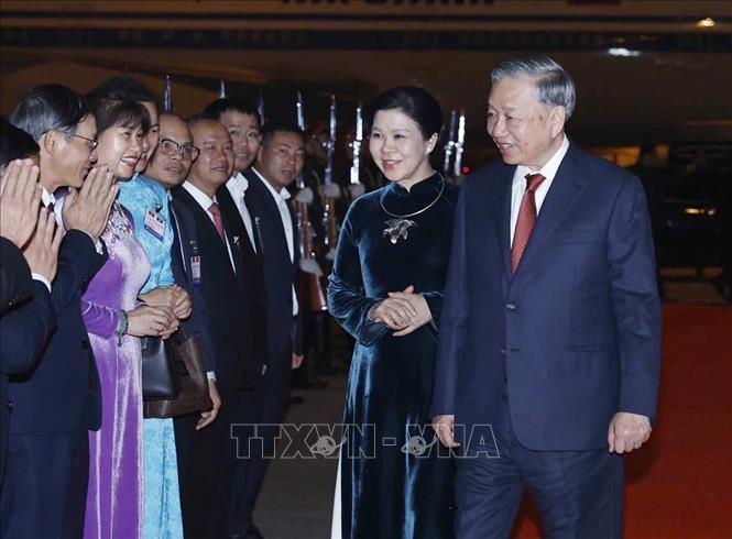 A see-off ceremony held for Party General Secretary To Lam and his spouse at Wattay international airport. VNA Photo: Thống Nhất