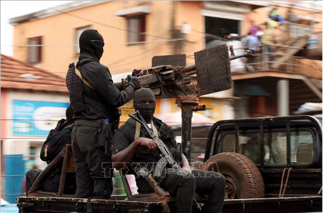 Binh sĩ tuần tra tại thủ đô Bissau, Guinea-Bissau ngày 21/11/2025. Ảnh: REUTERS/TTXVN